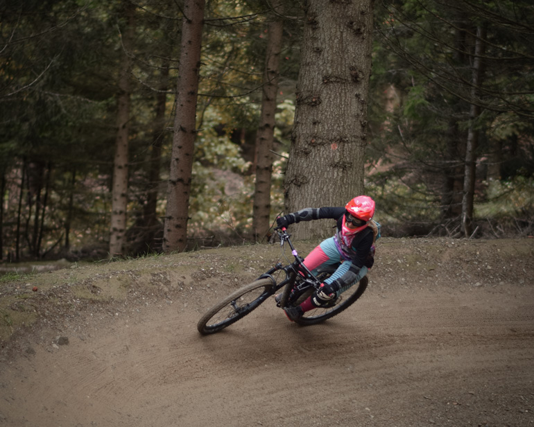 mountainbiken im wald